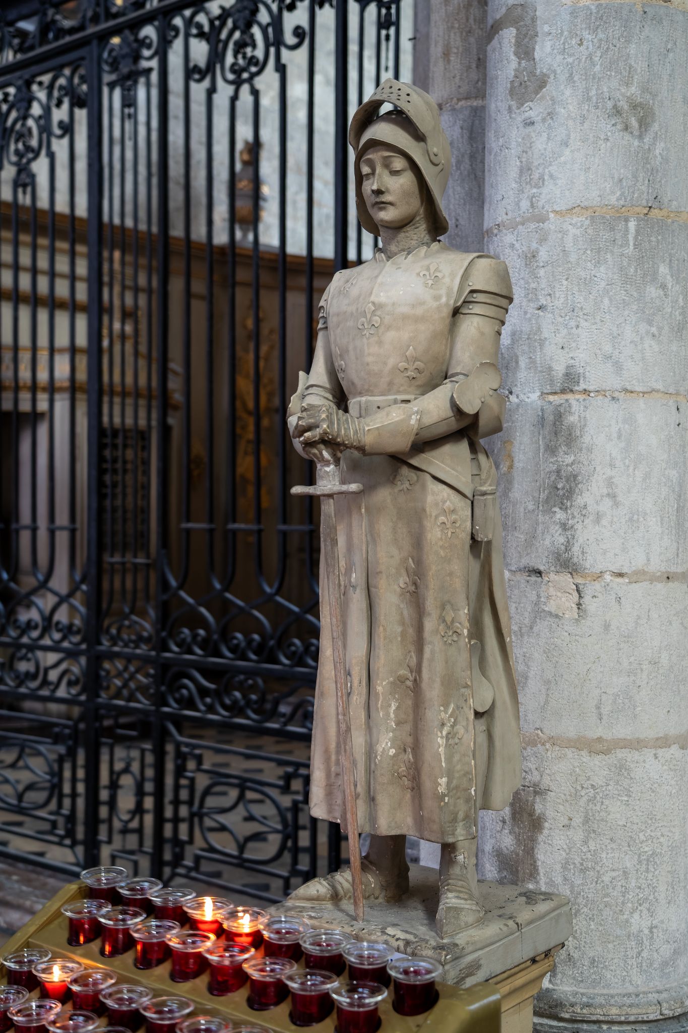 Kathedrale Notre-Dame, die Skulptur bildet Jeanne d'Arc ab - ein prominentes Zeichen der Verehrung für die französische Nationalheldin